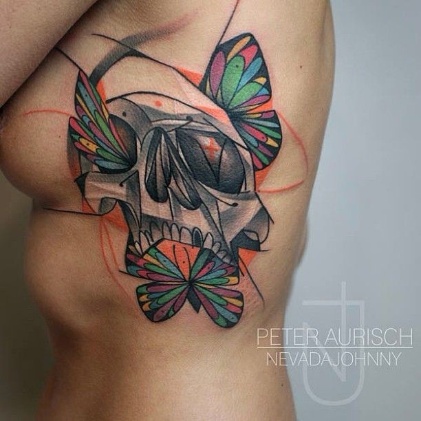 侧肋骷髅和五彩蝴蝶纹身图案