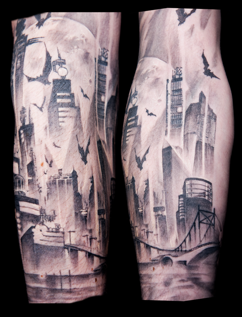 手臂黑灰城市与蝙蝠纹身图案