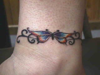 手腕蝴蝶和藤蔓手镯纹身图案