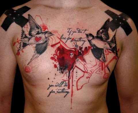 胸部红色心脏与黑色十字架小鸟纹身图案