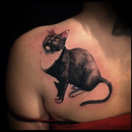 肩部经典的黑色可爱猫纹身图案