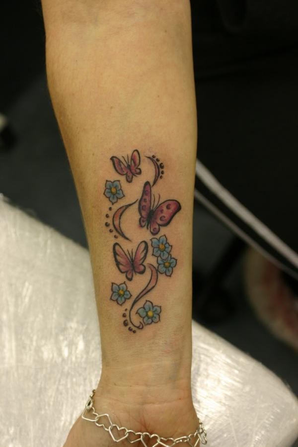 小臂粉红色蝴蝶和鲜花纹身图案