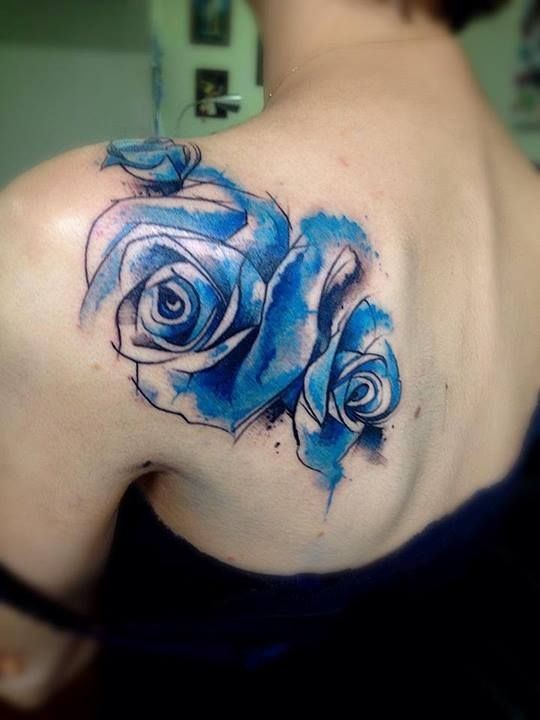 水彩画风格蓝玫瑰肩部纹身图案