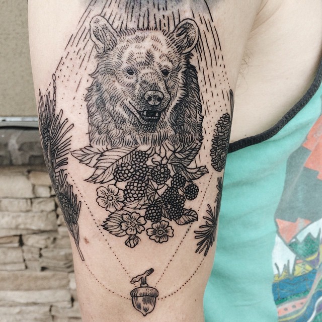 大臂雕刻风格黑色熊和浆果纹身图案