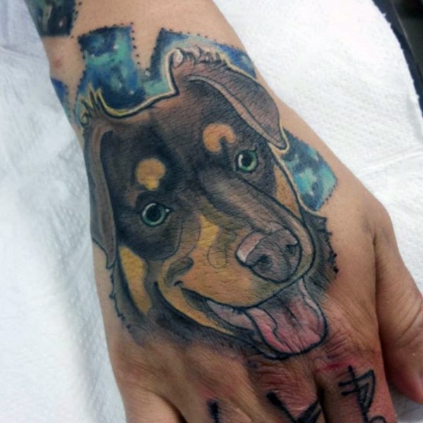 手背手绘卡通彩色小狗肖像纹身图案