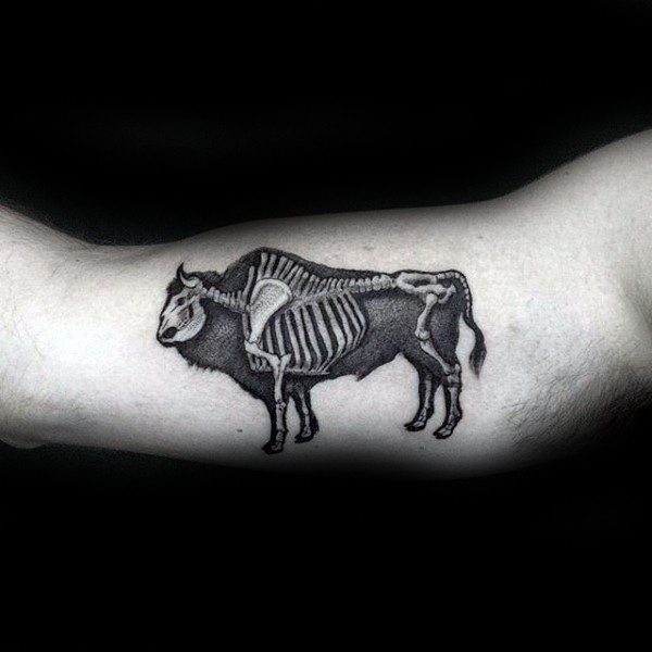 大臂黑色牛与骨骼肌纹身图案