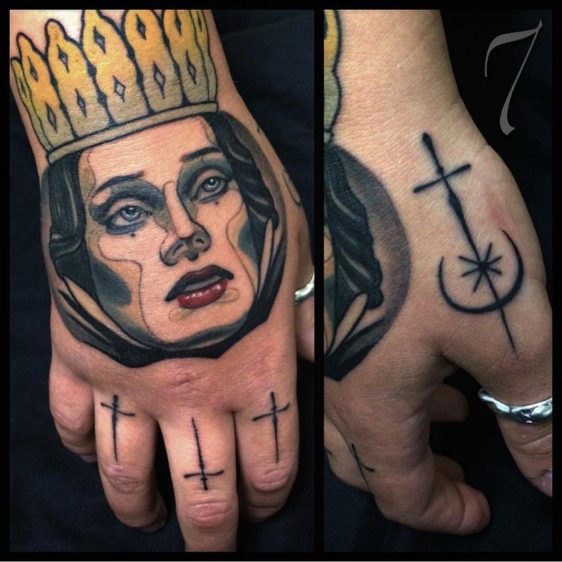 手背彩色卡通皇后脸和各种符号纹身图案