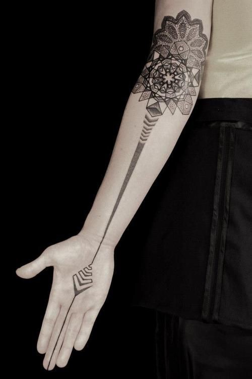 神秘的黑白几何梵花手臂纹身图案