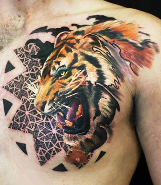 胸部彩色咆哮老虎和饰品纹身图案