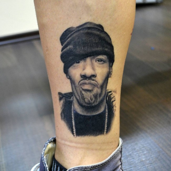 逼真的黑色男子肖像脚踝纹身图案