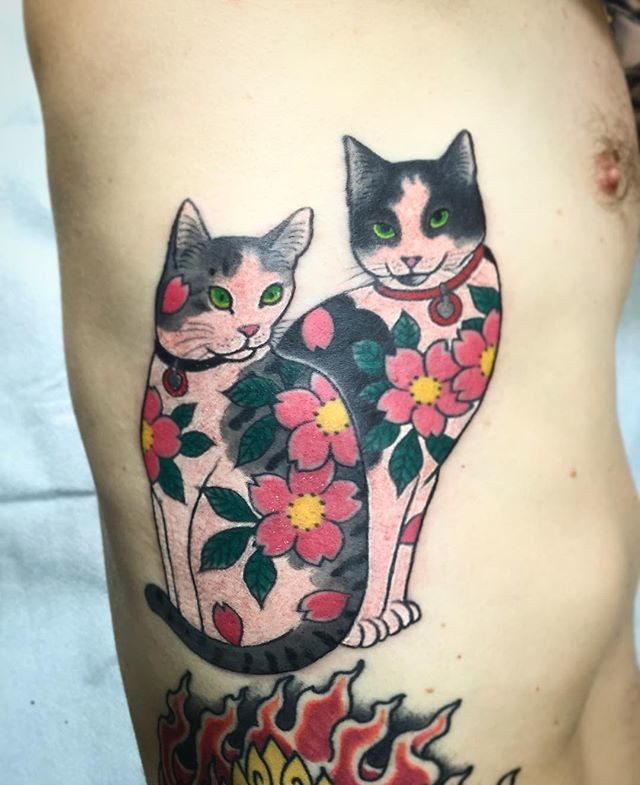 侧肋好看的卡通猫与花朵纹身图案