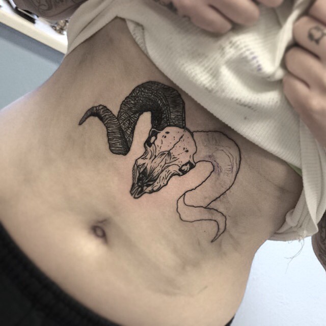 腹部黑白个性山羊头部纹身图案