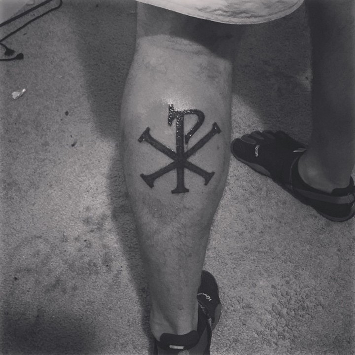 小腿黑色基督教字母符号纹身图案