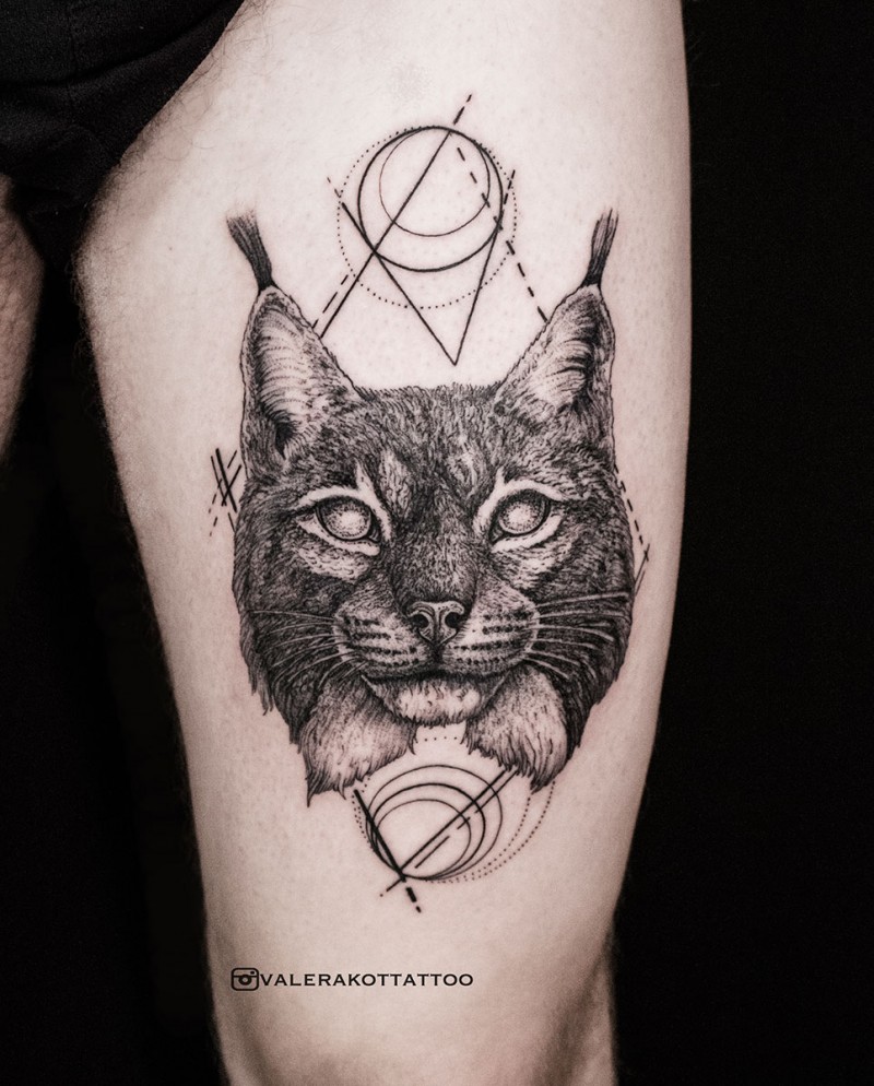 大腿雕刻风格黑色野猫和几何图形纹身图案