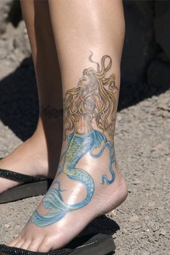 黄色和蓝色的美人鱼脚踝纹身图案