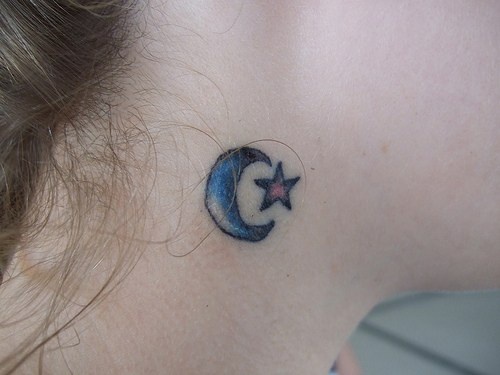 蓝色的小星星和新月颈部纹身图案