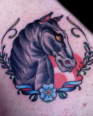 奇怪的黑色马和花朵纹身图案