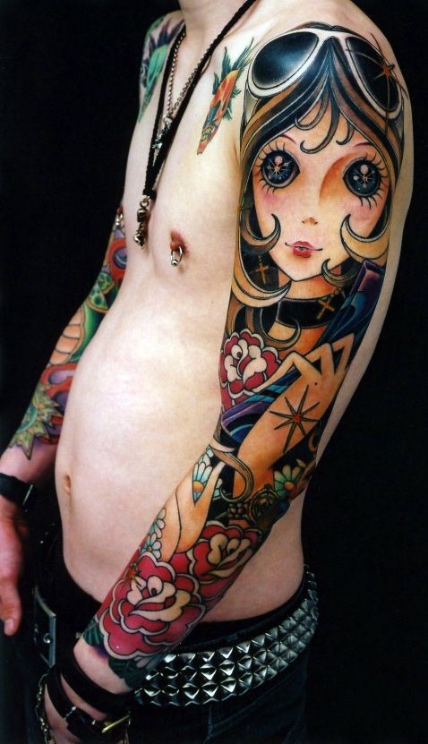 手臂有趣的彩色卡通女孩与花朵纹身图案
