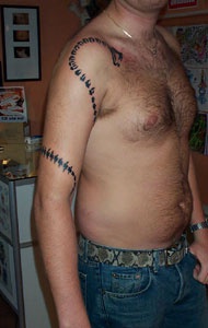 手臂黑色的部落蛇纹身图案
