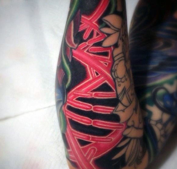 胸部红色发光的DNA符号纹身图案
