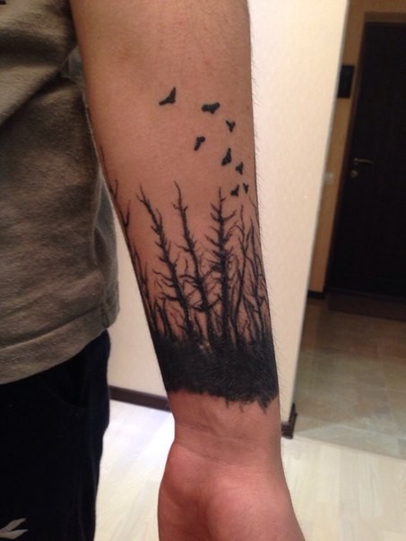 令人印象深刻的神秘黑色森林手腕纹身图案