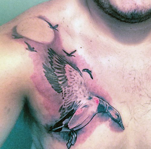 胸部彩色飞行的鸭子纹身图案