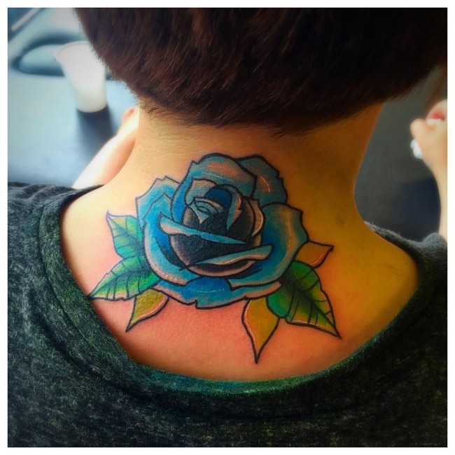 颈部蓝色玫瑰花纹身图案