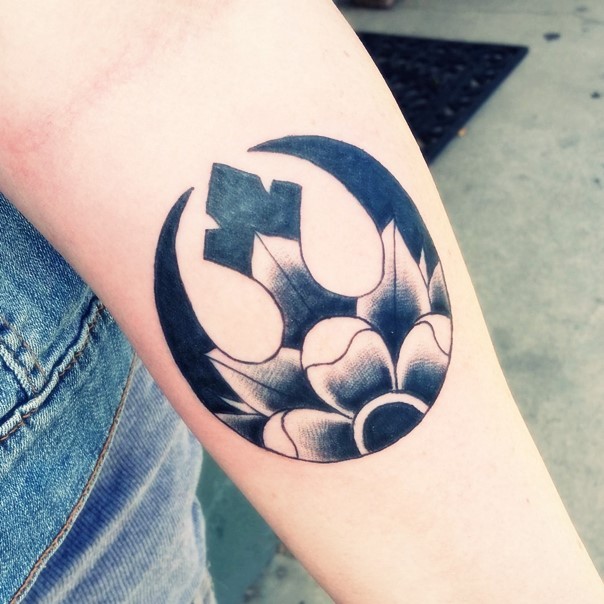 小臂黑色星球大战徽章与神秘花卉纹身图案