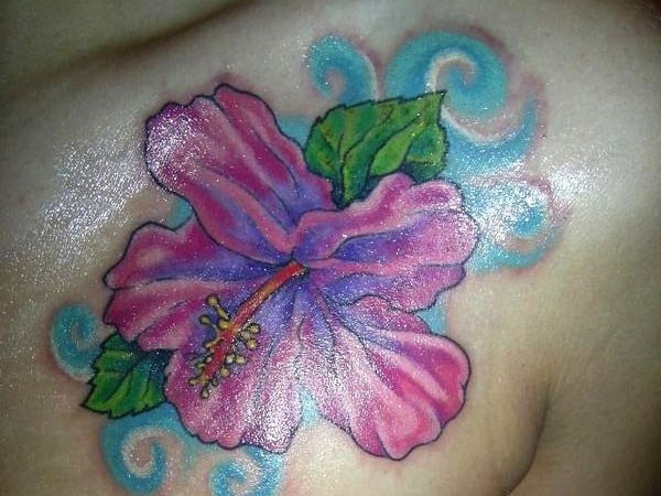 胸部紫色芙蓉花纹身图案