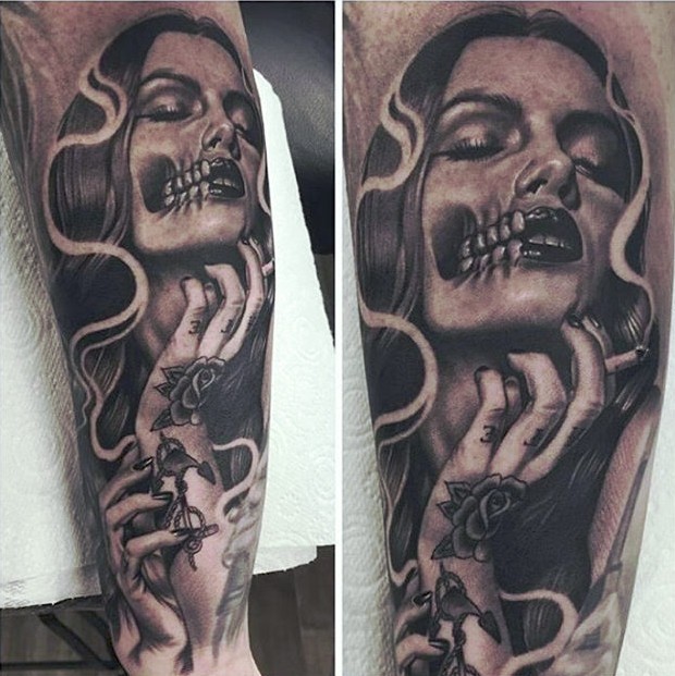 黑灰风格吸烟的恶魔女人纹身图案