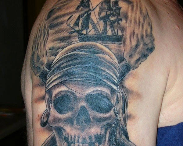 大臂海盗骷髅与海盗船纹身图案