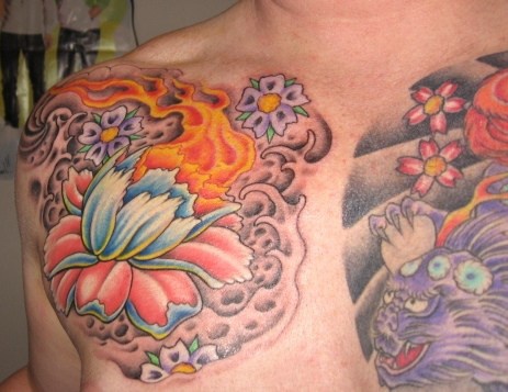 彩色莲花与紫色龙胸部纹身图案