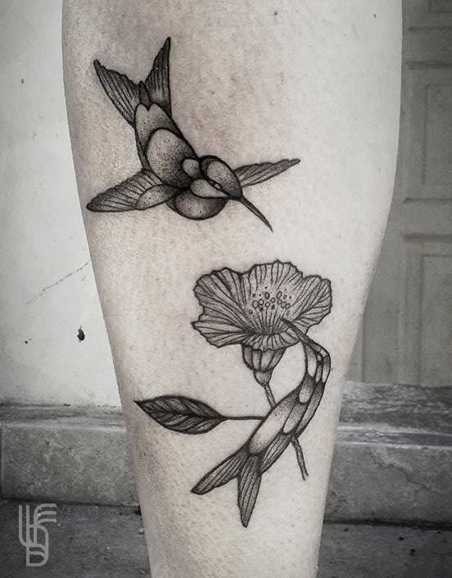 小腿黑色点刺蜂鸟和木槿花纹身图案