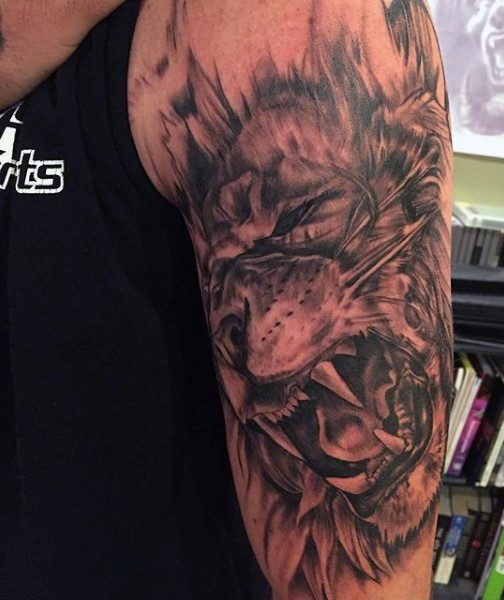 黑灰风格手臂邪恶的老虎纹身图案
