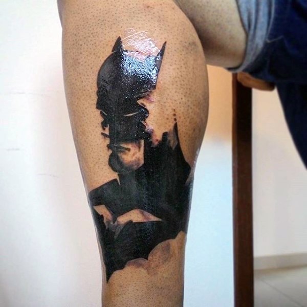 小腿黑色的蝙蝠侠肖像纹身图案