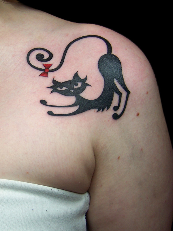 肩部卡通猫和蝴蝶结纹身图案