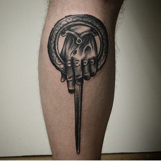 小腿个性黑灰幻想剑和手纹身图案