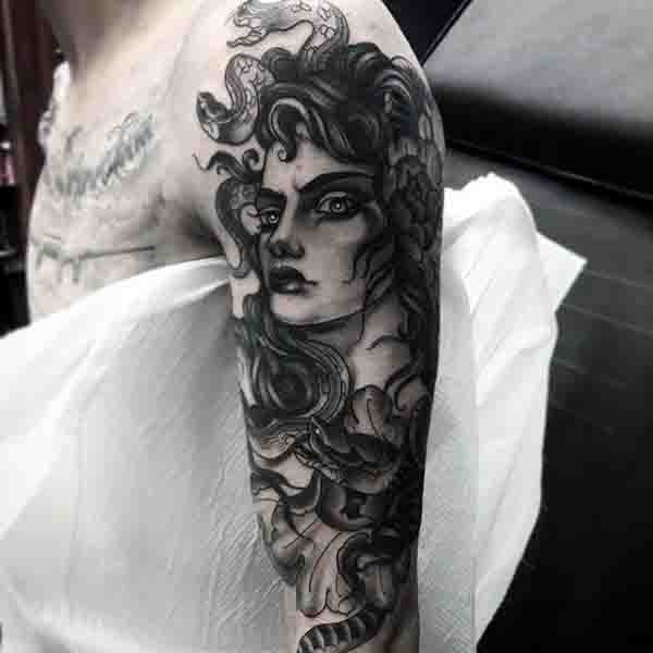 手臂邪恶的美杜莎和蛇黑灰纹身图案