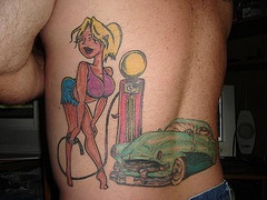 侧肋金发女孩给汽车加油纹身图案