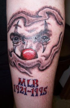小丑和纪念字母纹身图案