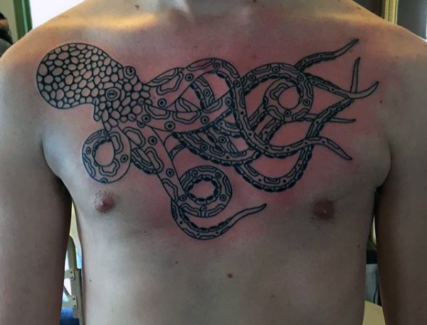 胸部简单的黑色线条章鱼纹身图案