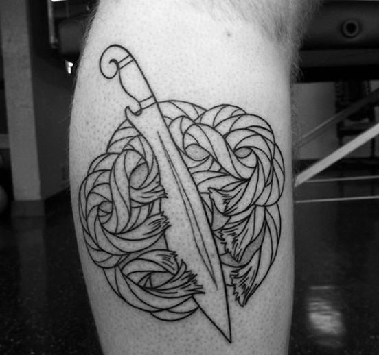 小腿简单的黑色线条匕首纹身图案