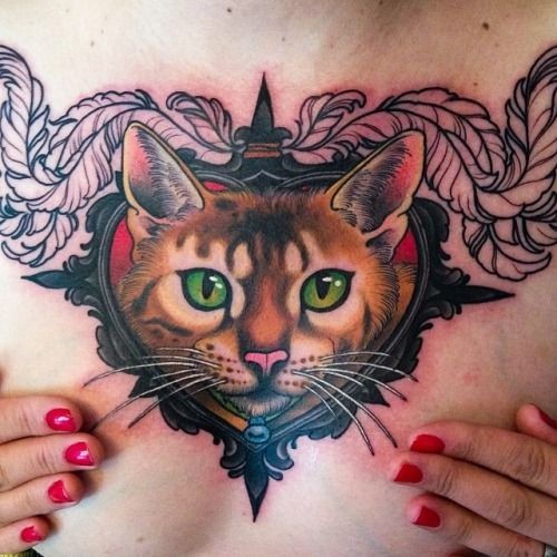 胸部心形和猫咪头纹身图案