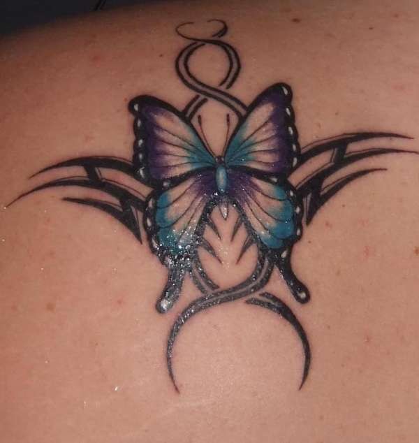 蓝色和紫色漂亮的蝴蝶纹身图案
