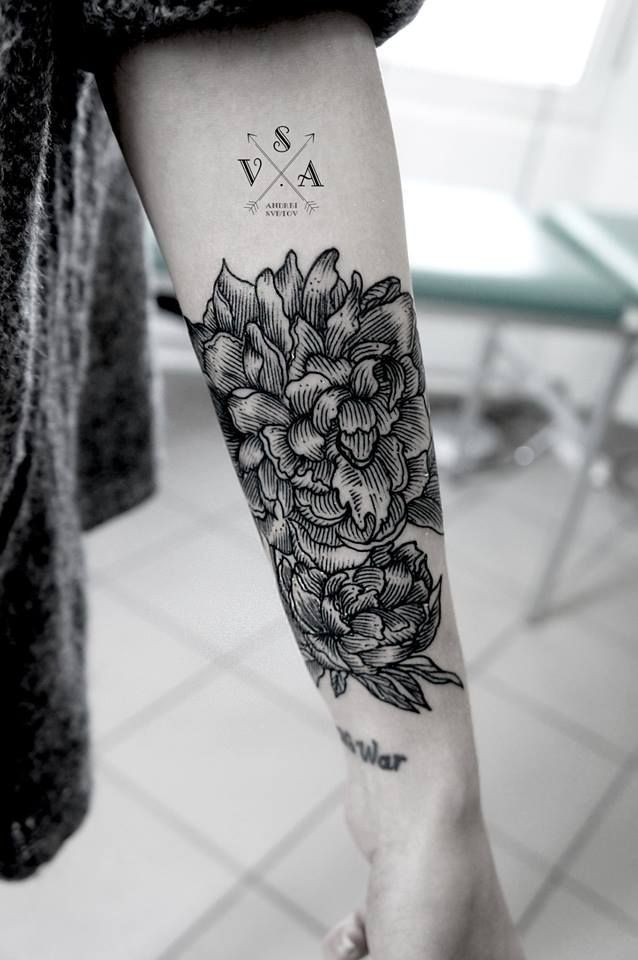 漂亮的黑色线条花卉纹身图案