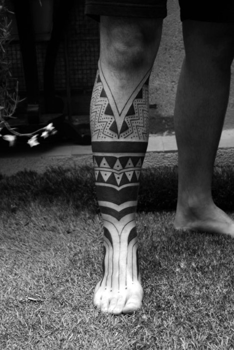 小腿黑色部落图腾个性纹身图案