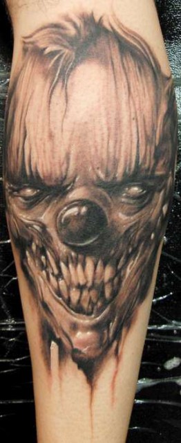 小腿黑灰幽灵般的小丑纹身图案