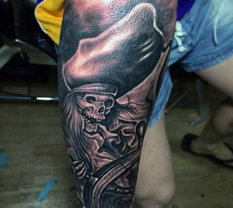手臂黑灰海盗骷髅纹身图案