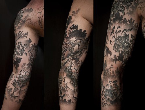 手臂黑色莲花和菊花纹身图案