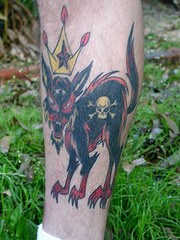 黑色邪恶猫和皇冠纹身图案